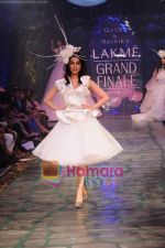 Model walk the ramp for Gauri Nainika show at Lakme Fashion Week 2011 Day 5 in Grand Hyatt, Mumbai on 15th March 2011 (21).JPG